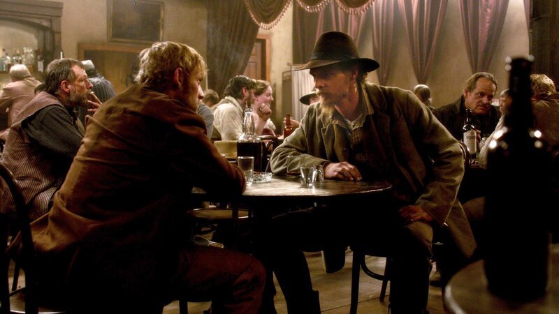 L-R: Billy the Kid (Derek Chariton), Jesse James (David H. Stevens) – Bild: ORF III