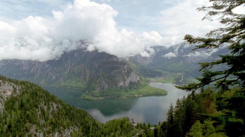 Aus der ORF-Reihe ‚Universum‘: Als bedeutendes Kultur- und Naturdenkmal wurden Hallstatt und seine Umgebung in die UNESCO-Weltkultur- und Naturerbeliste aufgenommen. Hier herrscht der Dachsteingletscher über eine Landschaft, in der Mensch und Natur außergewöhnliche Verbindungen eingegangen sind. Eis, Karst und unterirdische Wasserwelten erzählen noch heute von den Jugendtagen der Erde. Ausgehend von der frühen Blüte der Hallstatt-Siedlung führt Burgschauspieler Cornelius Obonya als Chronist durch die bewegte Geschichte dieser Idylle zwischen Fels und Hallstättersee. Eine Dokumentation von Wolfgang Thaler und Alfred Komarek. Im Bild: Hallstätter See. – Bild: ORF/-. Andere Verwendung Aus der ORF-Reihe ‚Universum‘: Als bedeutendes Kultur- und Naturdenkmal wurden Hallstatt und seine Umgebung in die UNESCO-Weltkultur- und Naturerbeliste aufgenommen. Hier herrscht der Dachsteingletscher über eine Landschaft, in der Mensch und Natur außergewöhnliche Verbindungen eingegangen sind. Eis, Karst und unterirdische Wasserwelten erzählen noch heute von den Jugendtagen der Erde. Ausgehend von der frühen Blüte der Hallstatt-Siedlung führt Burgschauspieler Cornelius Obonya als Chronist durch die bewegte Geschichte dieser Idylle zwischen Fels und Hallstättersee. Eine Dokumentation von Wolfgang Thaler und Alfred Komarek. Im Bild: Hallstätter See. – Bild: ORF/-. Andere Verwendung