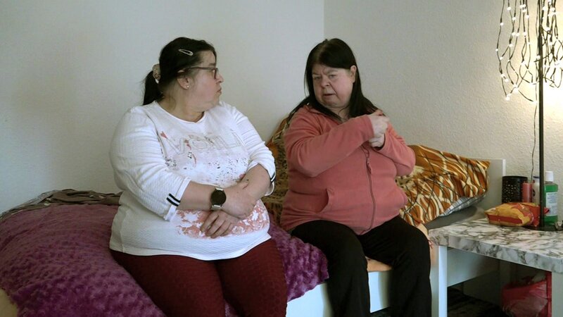 Pamela (re.) fühlt sich in ihrem Zuhause unsicher, da mysteriöse Ereignisse sie ängstigen. Ihre Freundin Marita soll ihr helfen, diese unheimlichen Vorkommnisse zu beenden. – Bild: RTLZWEI – Recht zum Abdruck/​Darstellung zeitlich/​sachlich beschränkt auf die Bewerbung der Sendung