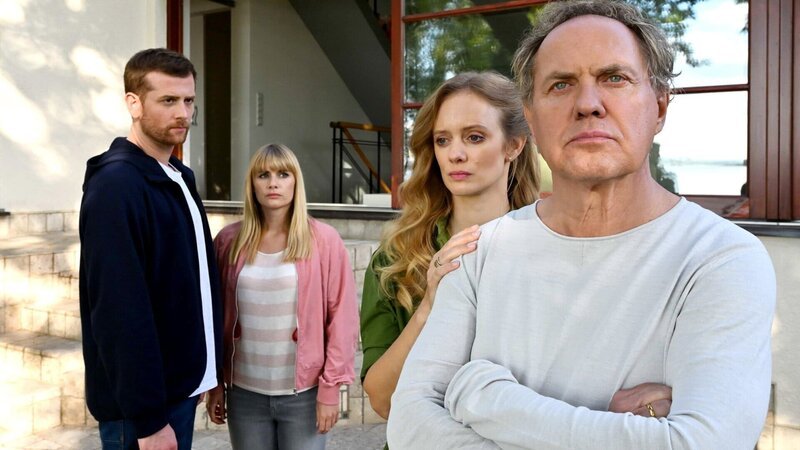 v.l.n.r.: Paul (Christoph Schechinger), Jasmina (Anna Hausburg), Anabelle (Anne Kanis) und Fritz Thomas (Uwe Ochsenknecht). – Bild: SRF/​ARD Degeto/​Hardy Spitz