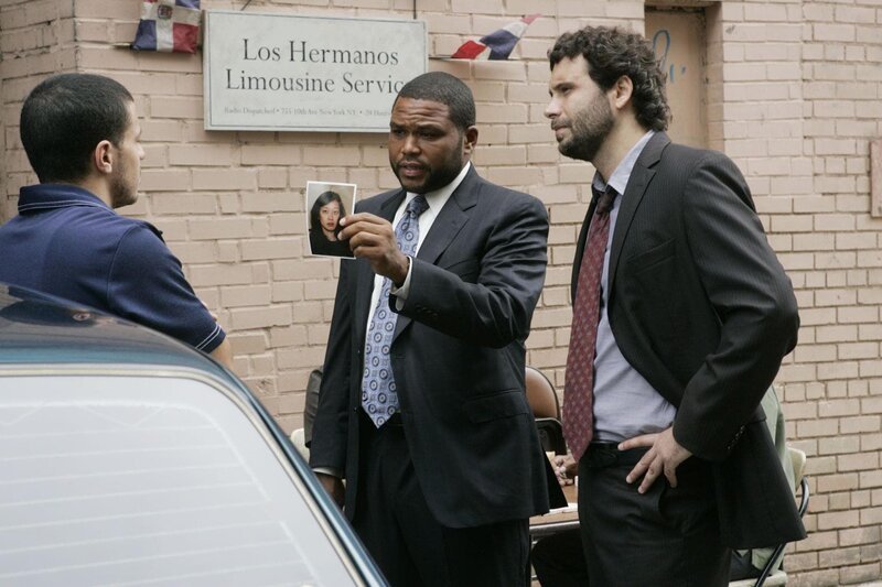 Eine Kriminaltechnikerin wurde in ihrem Apartment ermordet. Die Detectives Lupo (Jeremy Sisto, re.) und Bernard (Anthony Anderson, Mi.) übernehmen die Ermittlungen und befragen Nestor Maldonado (Ramses Jimenenz). – Bild: RTL