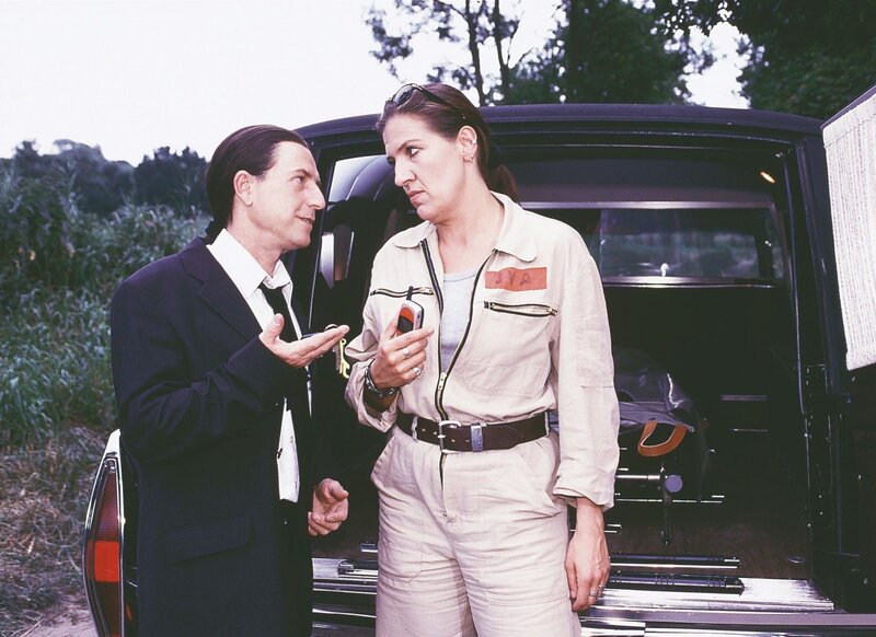 Richard (Martin Semmelrogge) ist sauer, dass nicht Katrin im Leichenwagen ist, sondern Walter (Katy Karrenbauer). – Bild: RTL