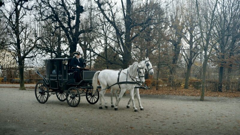 Kutschenfahrt im Park. – Bild: ORF