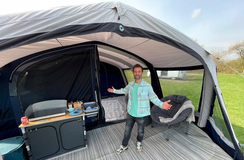 Groß, größer, Familienzelt: 6 Personen finden im Luftzelt von Inke Gehrling Platz. Kostenpunkt: knapp 4000 Euro. Aber geht Camping auch günstiger? Daniel Aßmann findet es in „Ausgerechnet – Zelt“ heraus. – Bild: WDR/​Bavaria Entertainment/​Ilija Jelusic