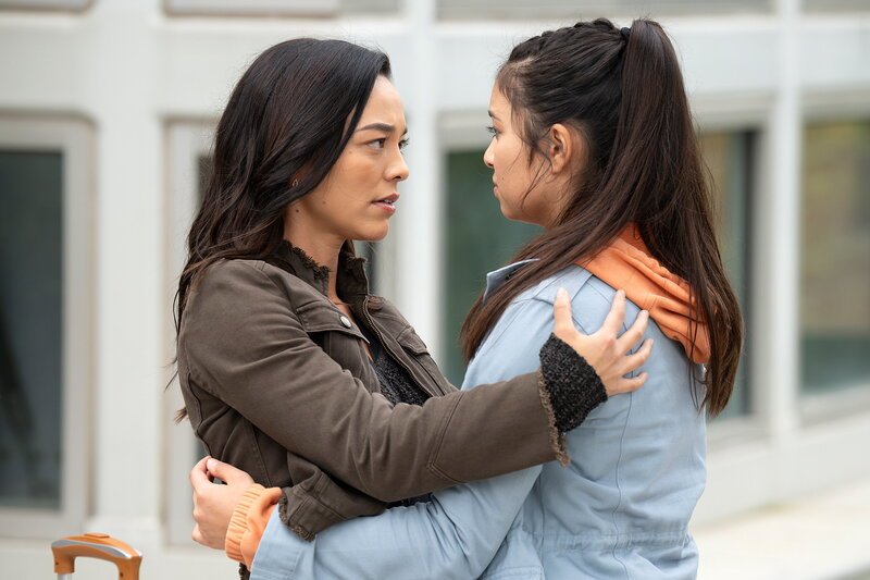 Grey’s Anatomy Staffel 21 Folge 4 Midori Francis als Dr. Mika Yasuda, Julia Rose als Chloe Yasuda – Bild: SRF/​Disney