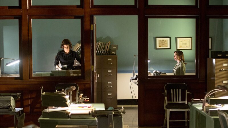 L-R: Virginia Johnson (Lizzy Caplan) und Dr. Lillian DePaul (Julianne Nicholson) – Bild: AXN White