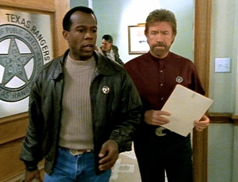 Trivette und Walker (Clarence Gilyard, li.; Chuck Norris) geraten diesmal in die Streitereien zweier chinesischer Banden, die um einen alten und machtvollen Jadedrachen kämpfen. – Bild: RTL II