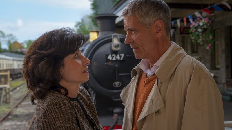 Richard (Dietrich Adam) macht Ella (Marijam Agischewa) große Vorwürfe, dass sie ihr Leben nicht als kostbares Geschenk betrachtet. – Bild: Romance TV (DE) /​ JON AILES /​ ZDF