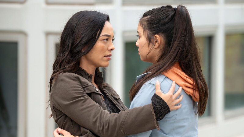 Schwestern, die zusammenhalten, v.li.: Midori Francis als Dr. Mika Yasuda, Julia Rose als Chloe Yasuda – Bild: SRF/​Disney