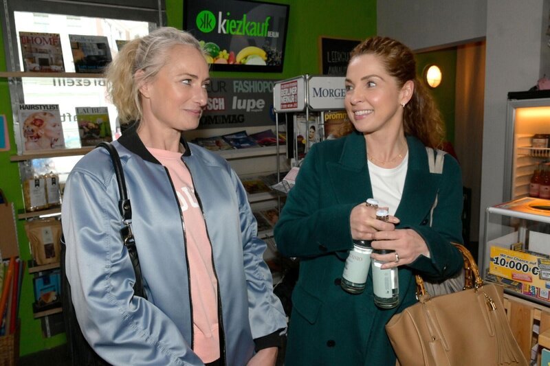 Maren (Eva Mona Rodekirchen, l.) und Nina (Maria Wedig) freuen sich auf einen Wellnesstag. – Bild: RTL /​ Rolf Baumgartner