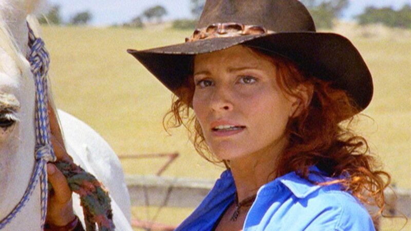 Stevie (Simmone Mackinnon) ist frustriert: Drover’s Run ist mit verseuchtem Getreide beliefert worden. Der Öko-Status der Farm ist in Gefahr! – Bild: TVNOW