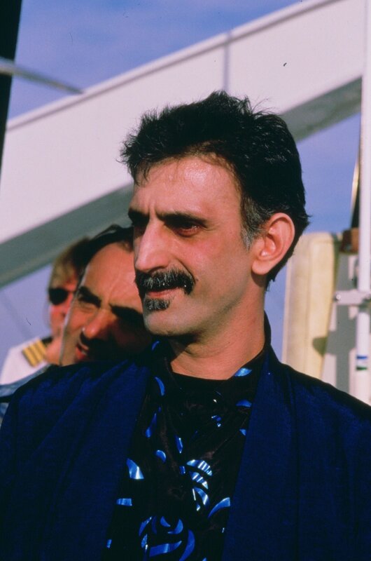 Großdealer Mario Fuente (Frank Zappa) hält sich nur auf seiner Yacht vor der Küste auf … – Bild: RTL Crime