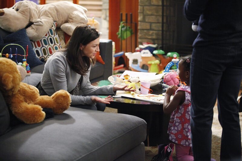 Amelia (Caterina Scorsone, l.) stattet ihrem Bruder Derek einen unerwarteten Besuch ab, während sich Meredith Sorgen um Cristina macht, die den Harper Avery Award nicht gewonnen hat … – Bild: American Broadcasting Companies, Inc.