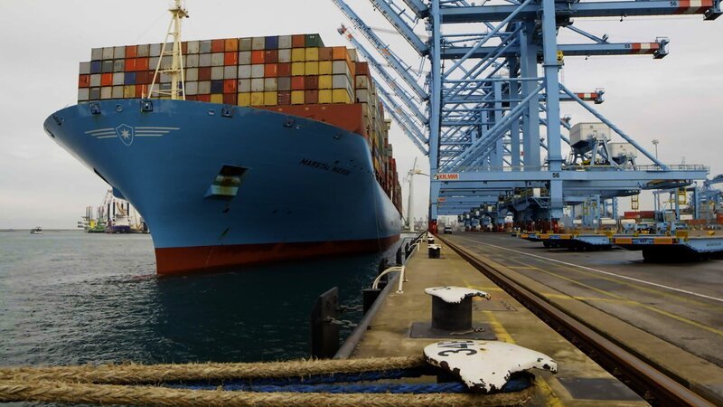 Die Marstal Maersk ist eines der größten Schiffe der Welt, über 400 Meter lang transportiert sie fast 20 000 Container. – Bild: SRF/​ZDF