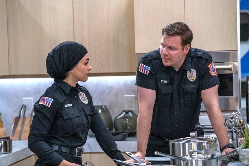 9-1-1: LONE STAR: L-R: Rob Lowe, Liv Tyler and guest star Brianna Baker in 9-1-1: LONE STAR, debuting in a special two-night series premiere Sunday, Jan. 19 (8:00⁠–⁠9:00 PM ET LIVE to all Time Zones), following the NFC CHAMPIONSHIP GAME; and Monday, Jan. 20 (9:00⁠–⁠10:00 PM ET/​PT) on FOX. – Bild: Jack Zeman