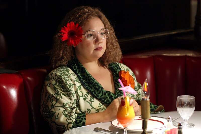 Lilly Rush und ihr Team versuchen herauszufinden wer Martha Puck ermordet hat. – Bild: Warner Bros. Television