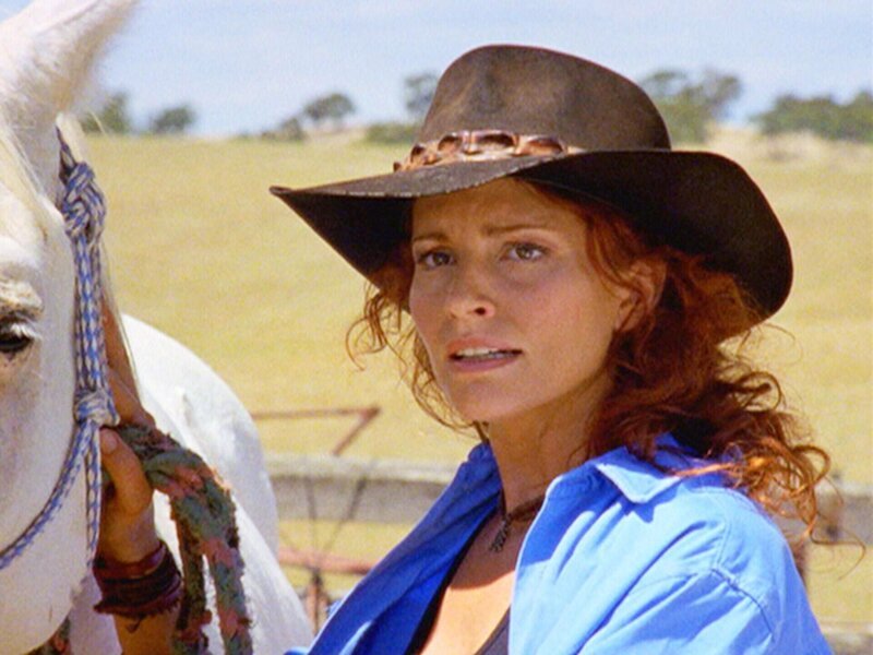 Stevie (Simmone Mackinnon) ist frustriert: Drover’s Run ist mit verseuchtem Getreide beliefert worden. Der ÷ko-Status der Farm ist in Gefahr! Auf Drover’s Run ist die Hölle los: Gerade als Stevie kurz davor ist, mit Paul, einem Händler für Öko-Produkte, ins Geschäft zu kommen, stellt sich heraus, dass sie mit verseuchtem Getreide beliefert wurde. Nun ist der Öko-Status der Farm in Gefahr. Zudem hat Tess’ Lieblingspferd zuviel gefressen und droht nun an einer Kolik einzugehen. Terry ist wütend: Ohne sein Wissen hat Harry den Truckstopp an Moira – die nicht nur Wahrsagerin, sondern auch Automechanikerin ist – verpachtet. Terry fühlt sich ausgebootet, sodass er Moiras Angebot, weiter im Truckstopp zu arbeiten, nicht annehmen will. Unterdessen scheint sich das Geheimnis um Rob zu lüften: Holzlieferant Justin glaubt, Rob zu kennen – unter dem Namen Matt. Rob bestreitet das jedoch vehement … – Bild: RTL