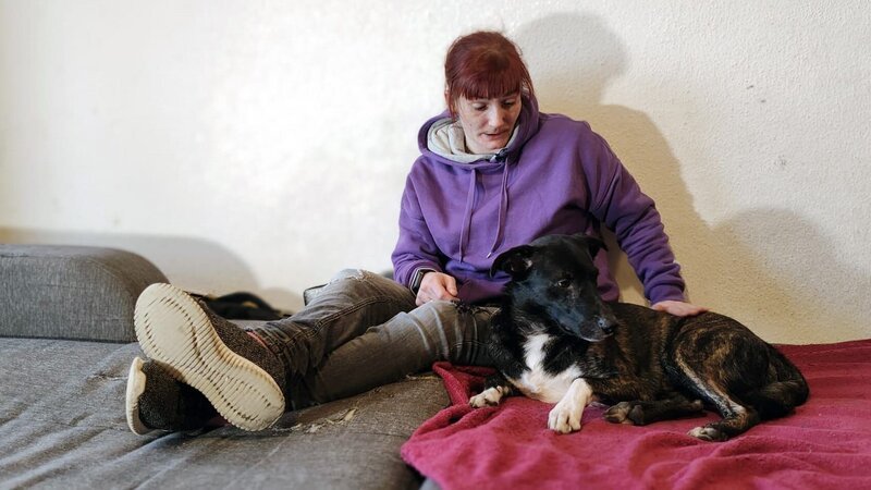 Carola mit dem Pflegehund des Nachbarn – Bild: RTLZWEI