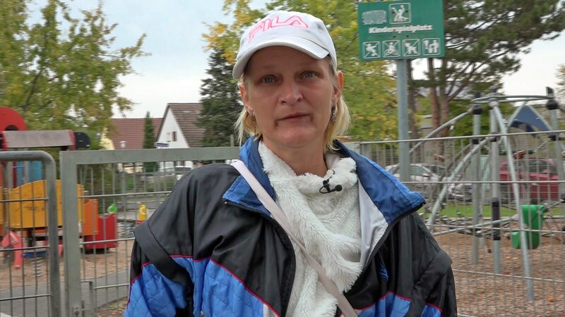 Christine plant seit längerer Zeit innerhalb von Mannheim umzuziehen, um näher bei ihrer pflegebedürftigen Mutter zu wohnen. – Bild: RTLZWEI