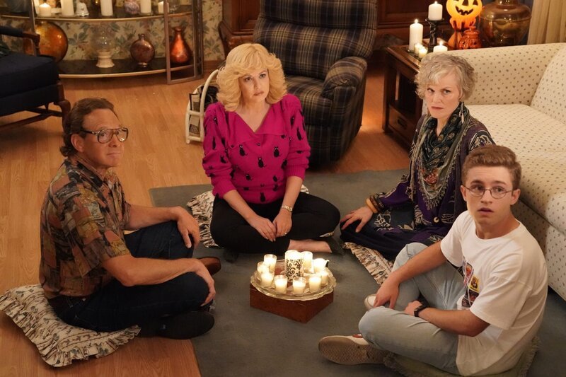 L-R: Dr. Katman (Steve Guttenberg), Beverly Goldberg (Wendi McLendon-Covey), Karen English (Stephnie Weir) and Adam Goldberg (Sean Giambrone) – Bild: Sony Pictures Television Inc. L-R: Dr. Katman (Steve Guttenberg), Beverly Goldberg (Wendi McLendon-Covey), Karen English (Stephnie Weir) and Adam Goldberg (Sean Giambrone) – Bild: Sony Pictures Television Inc.