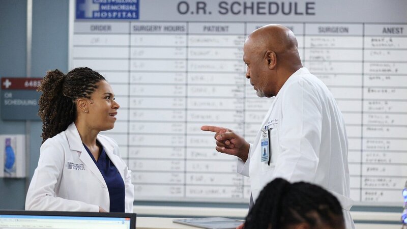 Grey’s Anatomy Staffel 18 Folge 8 Diskussionen über die neue Ausbildungsmethode: Kelly McCreary als Dr. Maggie Pierce, James Pickens Jr. als Dr. Richard Webber – Bild: SRF/​ABC Studios