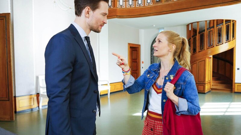 Jenny (Birte Hanusrichter) hat wieder einmal eine Erkenntnis und teilt diese direkt mit Max (August Wittgenstein). – Bild: RTL