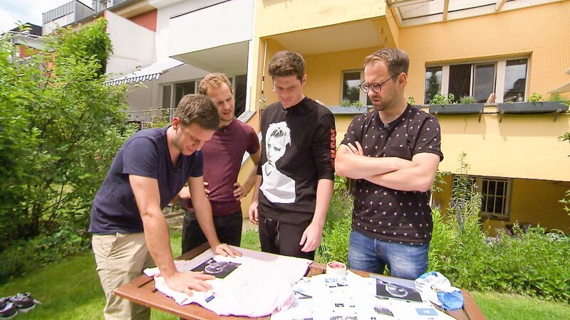 Die WG testet das „Lumi Photo Printing Kit“. – Bild: RTL