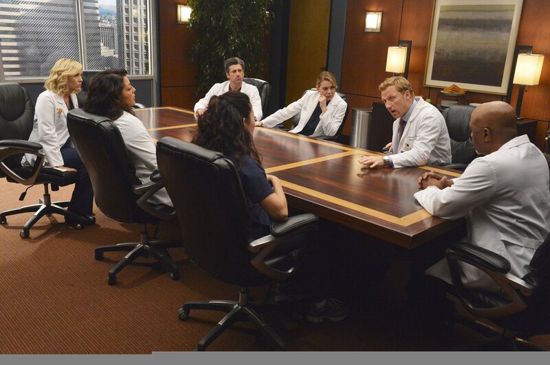 Der Vorstand kommt ohne Jackson zusammen, um die Sache mit dem Harper Avery Award zu besprechen: Richard (James Pickens jr., r.), Cristina (Sandra Oh, M.), Callie (Sara Ramirez, 2.v.l.), Arizona (Jessica Capshaw, l.), Owen (Kevin McKidd, 2.v.r.), Meredith (Ellen Pompeo, 3.v.r.) und Derek (Patrick Dempsey, 3.v.l.) … – Bild: ABC Studios