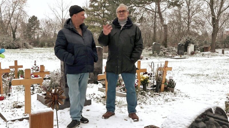 Horst (re.) besucht mit Michael das Grab von Dagmar. – Bild: RTLZWEI