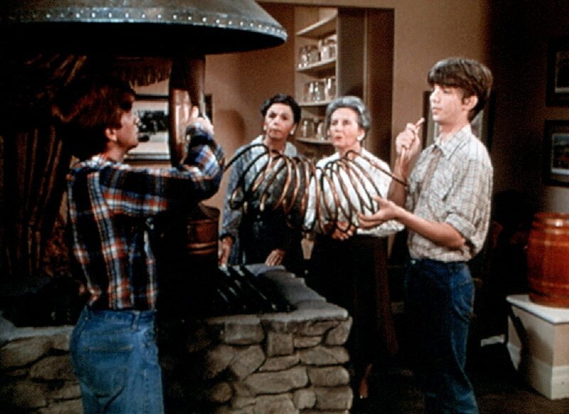 Ben (Eric Scott, l.) repariert die berühmte Rezeptmaschine der Baldwin Schwestern Miss Mamie (Helen Kleeb, Mitte l.) und Miss Emily (Mary Jackson, Mitte r.). Jim Bob (David W. Harper, r.) hilft ihm dabei. – Bild: WARNER BROS. INTERNATIONAL TELEVISION