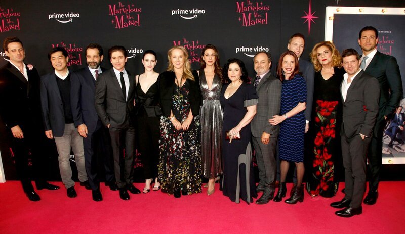 Luke Kirby, Amazon Studios Co Head of TV Alex Cheng, Tony Shalhoub, Michael Zegen, Rachel Brosnahan, Amazon Studios Head Jennifer Salke, Marin Hinkle, Alex Borstein, Kevin Pollak, Caroline Aaron, Joel Johnstone, Zachary Levi. – Bild: Amazon Studios