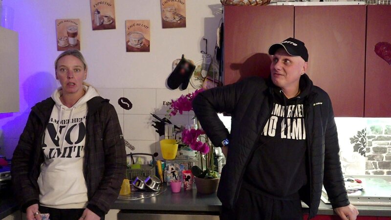 Im bild: Katrin und Elvis Durch den Silvesterunfall hat Elvis möglicherweise einen bleibenden Hörschaden davongetragen. Doch seine lockere Einstellung zum Leben hat sich nicht geändert. Katrin versteht die Unbekümmertheit ihres Mannes nicht und ist verärgert. – Bild: RTLZWEI