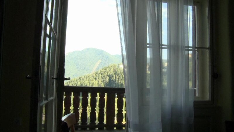 „Die Sehnsucht nach der Sommerfrische“, „Von Oberösterreich in die Steiermark.“ Von der Jahrhundertwende bis in die 60er Jahre des vorigen Jahrhunderts war die Blütezeit der Sommerfrische. Ausgehend  vom Adel fand dieser Trend seinen Niederschlag im Bürgertum und die Sehnsucht der Städter nach der Ruhe und Idylle des Landlebens im Sommer fand sich in der gesamten Bevölkerung. Literaten oder Maler entflohen der Sommerhitze, um sich nicht nur dem Kunstgenuss, sondern auch dem Genuss der Sinne zu widmen. Nach dem 2. Weltkrieg feierte die Sommerfrische eine Renaissance und der Sehnsucht nach der Ruhe und Geborgenheit am Land ging man erst mit der Bahn, später mit dem eigenen Auto nach. Die Geschichte der Sommerfrische ist auch eine Geschichte der Reiseliteratur. Dies ist durch bekannte Künstler, aber auch auf zahlreichen Postkarten sowie in Briefen dokumentiert. Die Sommerfrische verlor nie an Modernität, auch wenn der heutige Blickwinkel ein anderer ist, wenn man sich aufs Land einlässt. Die dreiteilige Dokumentationsreihe begibt sich auf Spurensuche nach der „alten“ und der „neuen“ Sommerfrische und zeigt ihre Unterschiede, aber auch ihre vielen Gemeinsamkeiten auf.Die Sommerfrische in Oberösterreich hat eine mehr als ein Jahrhundert alte Tradition. Schon Kaiser Franz Josef hatte seine Sommerresidenz in der Kaiservilla in Bad Ischl, von wo aus er sein gesamtes Reich regierte. Das Salzkammergut gehört zu den touristisch am besten erschlossenen Gebieten Österreich, was es nicht nur seiner reizvollen Landschaft, sondern auch seinen vielen Kurbädern verdankt. Die Dokumentation bereist das Seengebiet des Salzkammergutes und besucht das berühmte „Weiße Rössl“ am Wolfgangsee, Schloss Orth in Gmunden am Traunsee und den Attersee, den größten Binnensee Österreichs. Dieser war in der Belle Epoche das Zentrum der Sommerfrische und für seine Künstlerkolonien bekannt. Prominenz und Wirtschaftsmagnaten versammelten sich in Kaisernähe rund um Ischl, während die Region um Litzlberg am Attersee ein Geheimtipp bleibt. Gustav Mahler liebte den Attersee und residierte in den Sommermonaten im Gasthof Föttinger in Steinbach am Attersee, wo der berühmte Dirigent und Komponist eigens ein Komponierhäuschen am See hatte, das noch heute zu besichtigen ist.  Manche Insassen der Wiener Literatencafes verlegten ihren Wohnsitz zu Sommerbeginn kurzerhand auf die sanft abfallenden Hänge des Ausseerlandes ….Und später gab es kaum einen Wiener Schriftsteller, der nicht zu irgendeiner Zeit hier aufgetaucht wäre. Und so mancher blieb dann für immer.Auch heute zieht es die Künstler wieder verstärkt ins Ausseerland. Und man flaniert, so wie früher, durch den Park oder trinkt neben den Einheimischen seinen Kaffee. Unter dem Titel „Johannes Brahms auf Sommerfrische“ wird der Besucher heute auf  stimmungsvolle Weise in die steirische  Zeit und  Lebenswelt des Komponisten entführt. Schon Erzherzog Johann wusste das Steirische Salzkammergut zu schätzen. Teile davon wurden von der UNESCO sogar zum Weltkulturerbe ernannt.  SENDUNG: ORF3 – SA – 27.07.2019⁠–⁠17:55 UHR. – Veroeffentlichung fuer Pressezwecke honorarfrei ausschliesslich im Zusammenhang mit oben genannter Sendung oder Veranstaltung des ORF bei Urhebernennung. – Bild: ORF/​Wokafilm