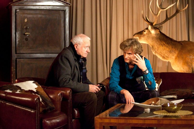 Ostwürttembergische Friseurmeisterschaften: Ebsi (Marcus Morlinghaus, r.) kann nicht fassen, dass er nicht den Sieg davongetragen hat – Urban Fuchs (Peter Bongartz, l.) versucht zu trösten. – Bild: ARD/​Sabine Hackenberg