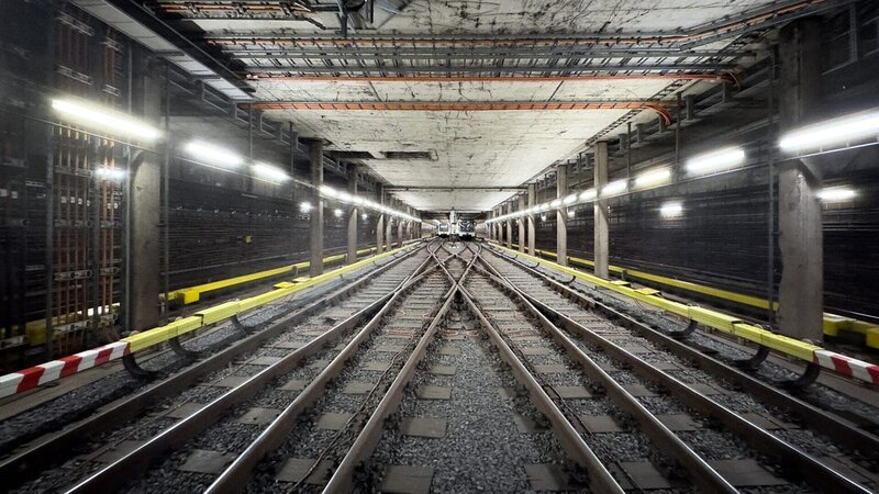Die Prager U-Bahn bewegt täglich eine Million Menschen und bietet dabei faszinierende Einblicke in die Stadt. – Bild: ORF/​Timo Novotny