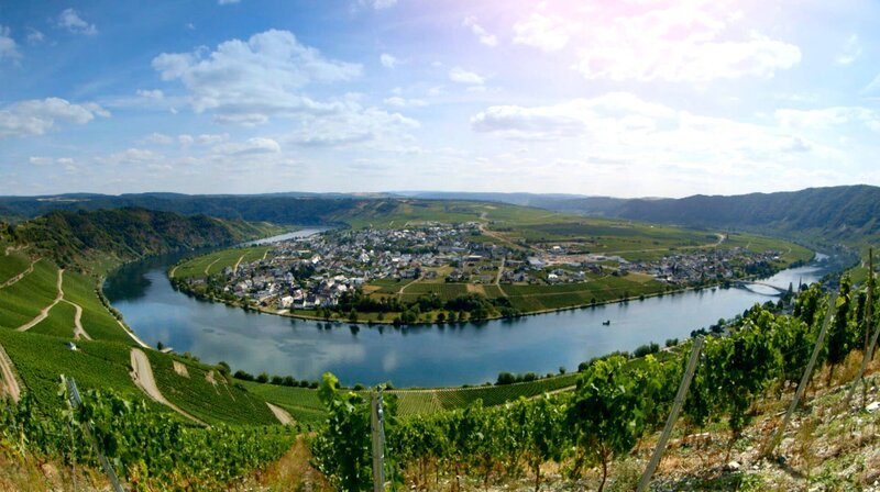 Die Römer brachten ihre Lebensart mit in die Provinzen. Dazu zählte auch der Wein, den sie an Rhein und Mosel, wie hier in Piesport, anbauten. – Bild: phoenix/​ZDF/​Joachim Seck