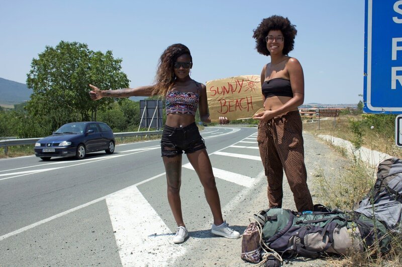 Ashley (r.) & Bella: Kassensturz an der bulgarischen Schwarzmeer-Küste. Da die Freundinnen keinen Garten zum Schlafen gefunden haben, müssen sie Geld für einen Zeltplatz ausgeben. – Bild: Mediengruppe RTL