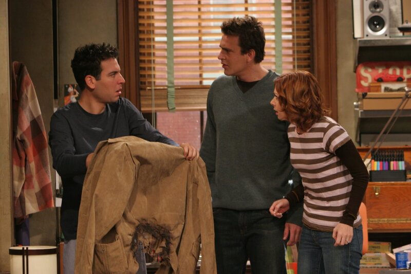 Weil sich Ted (Josh Radnor, l.) an nichts mehr erinnern kann, fragt er Lily (Alyson Hannigan, r.) und Marshall (Jason Segel, M.), ob sie noch etwas vom Abend in der Kneipe wissen … – Bild: 20th Century Fox International Television Lizenzbild frei