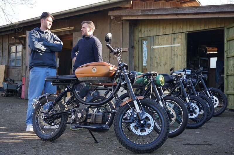 Michael Szpitalny (links) und Marvin Rau aus Hamburg und ihren selbst entwickelten E-Retro – Bikes. In diesem Jahr wollen sie 200 Stück in Handarbeit produzieren – Bild: MDR/​Andreas Lander