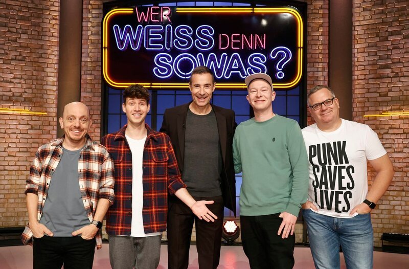 Moderator Kai Pflaume (M.) und seine Rateteam-Kapitäne Bernhard Hoëcker (l.) und Elton (r.) begrüßen in dieser Sendung den Musiker und Autor Lukas Niemscheck (2.v.l.) und den Musiker Florian Sump (2.v.r.). – Bild: ARD/​Morris Mac Matzen