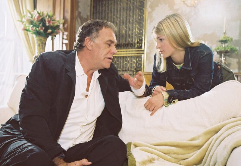 Markus Winter (Christian Kohlund) muss seiner Teenagertochter Leonie (Miriam Morgenstern) die Leviten lesen. – Bild: ARD Degeto/​Lisa Film/​Boris Guder