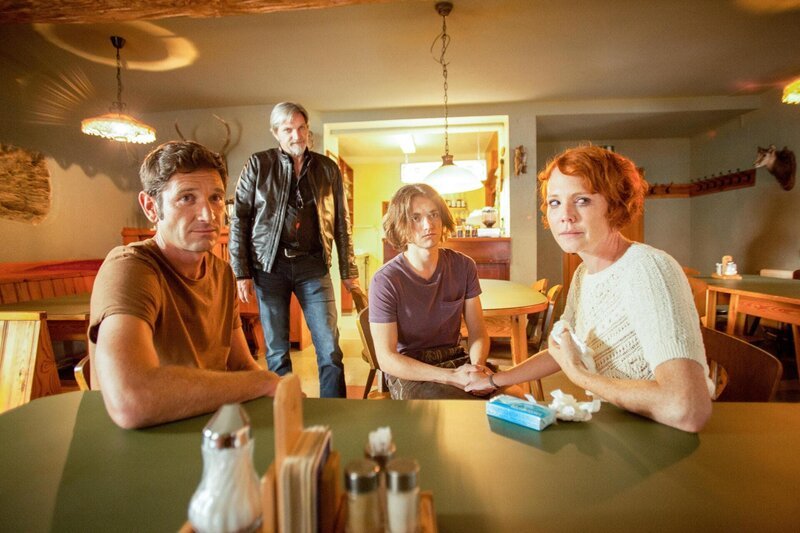 v.li.: Klaus Lechner (Andreas Kiendl), Carl Ribarski (Stefan Jürgens), Stefan Stanzl (Leon Orlandianyi), Gerlinde Stanzl (Stefanie Dvorak). – Bild: ORF/​Satel Film/​Stefan Haring