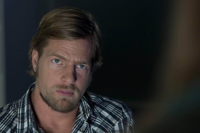 Eckt gerne an und bringt damit Kollegen, Vorgesetzte und Verdächtige in die Bredouille: Mick (Henning Baum) … – Bild: SAT.1 /​ Martin Rottenkolber