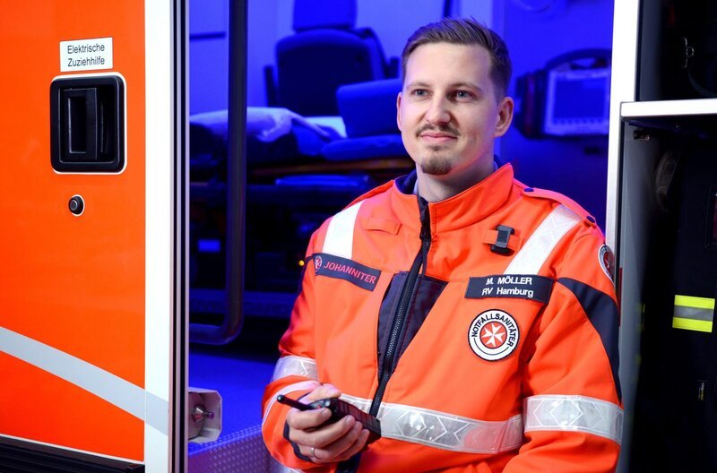Manuel Möller (29) arbeitet seit 2013 im Rettungsdienst. – Bild: NDR/​Holger Lass