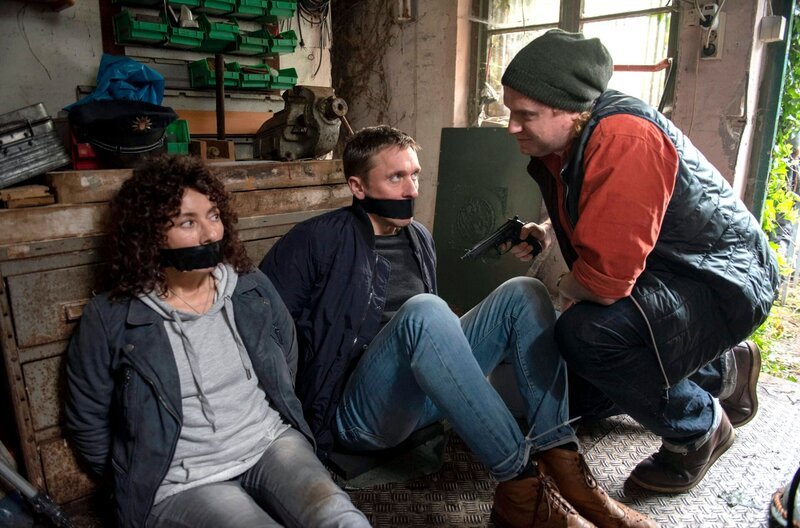 Lebensgefahr: Harry Möller und Piet Wellbrook sind dem Drogenhändler „Schneemann“ in die Falle gegangen. – Bild: NDR/​ARD/​Thorsten Jander