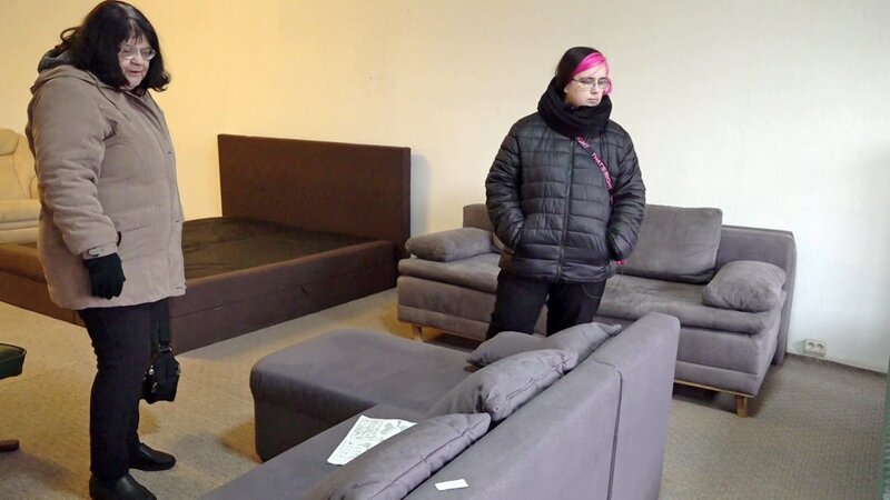 Brigitte, 70 Jahre alt, sucht mit ihrer Tochter Jana im An- und Verkauf nach einer neuen Couch, die ihren Ansprüchen genügt. – Bild: RTLZWEI