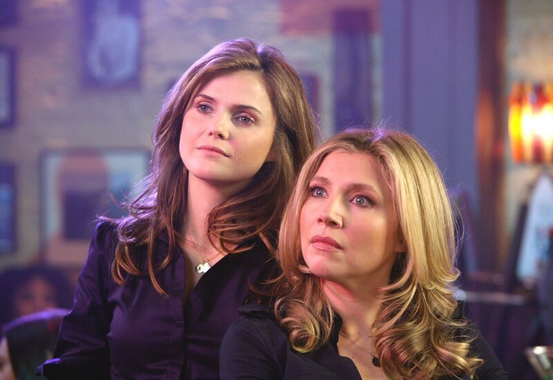 Sie sind enge Freundinnen, die durch dick und dünn miteinander gehen: Elliott (Sarah Chalke, r.) und Melody (Keri Russell, l.) … – Bild: ORF/​Disney/​Danny Feld