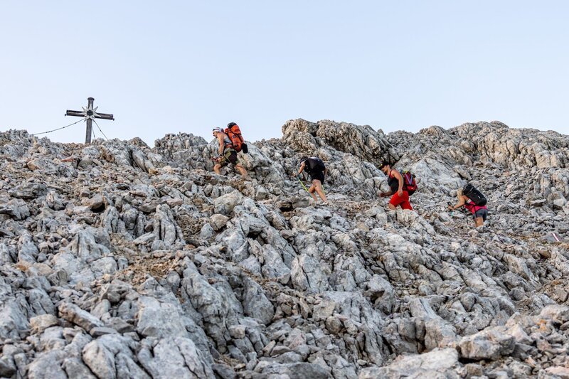 Wanderung zum Hundstod Sonnwendfeuer 22 – Bild: ServusTV
