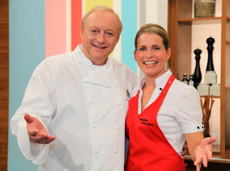 Kochen und backen – aber a bisserl raffinierter, lautet das Motto der Sendung. Sternekoch Alfons Schuhbeck und Konditormeisterin Angelika Schwalber zaubern für die Zuschauer raffinierte Köstlichkeiten. – Bild: BR/​Foto Sessner