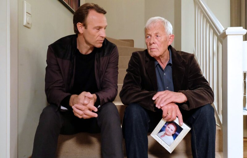 Charlotte ist friedlich eingeschlafen und sie hat sich eine Beerdigung nur im kleinsten Kreis auf Teneriffa gewünscht. Nun ist Otto (Rolf Becker, rechts) wieder in Leipzig angekommen. Martin (Bernhard Bettermann) macht sich Sorgen um seinen Vater … Wie wird er den Tod seiner geliebten Frau verkraften? – Bild: BR/​MDR/​Sebastian Kiss